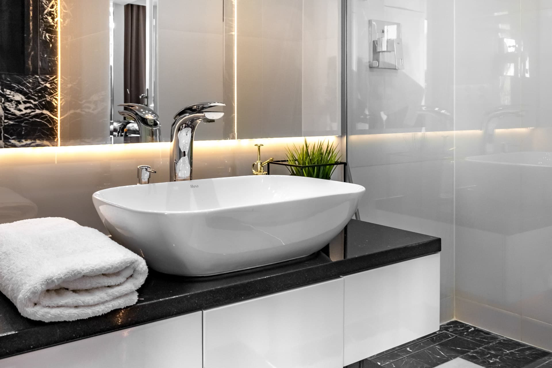 Bathroom (extra view)