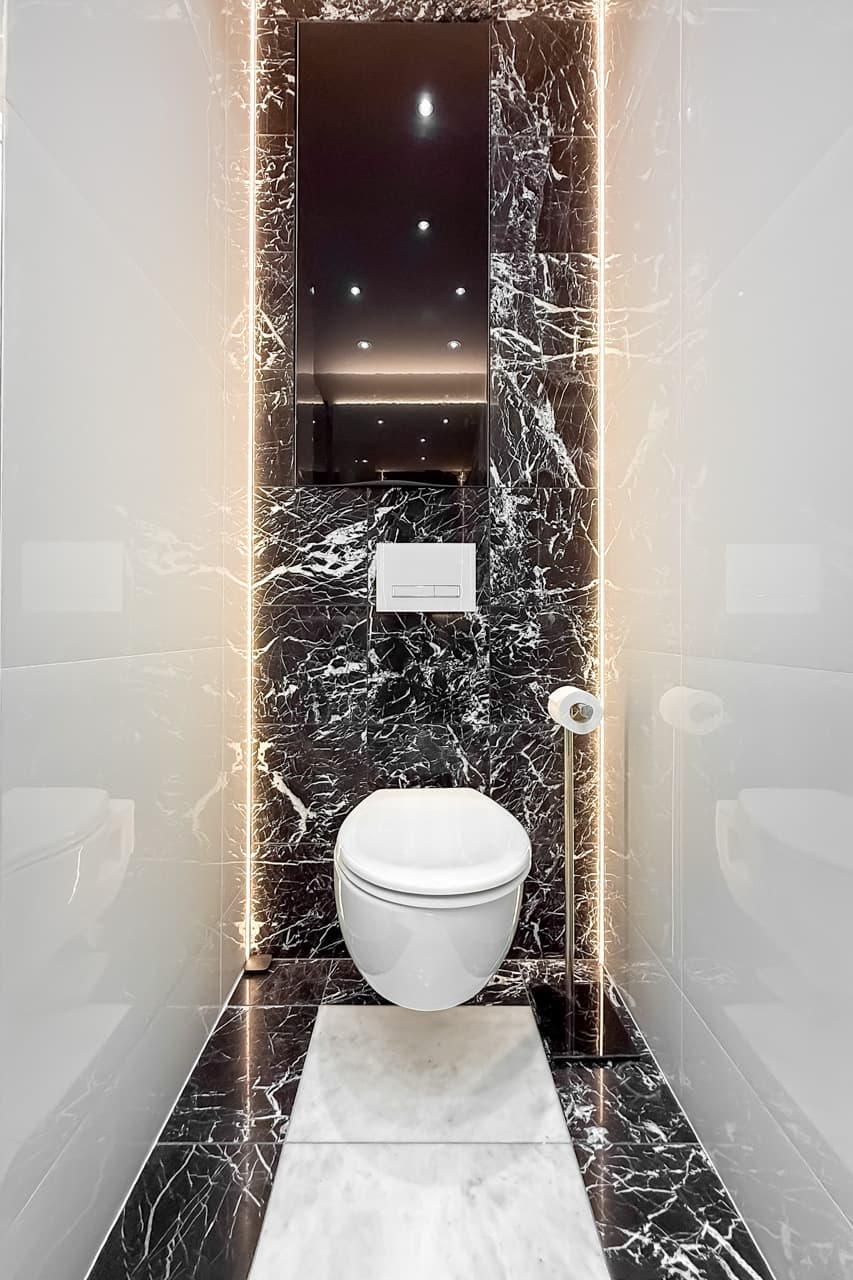 Bathroom (extra view)