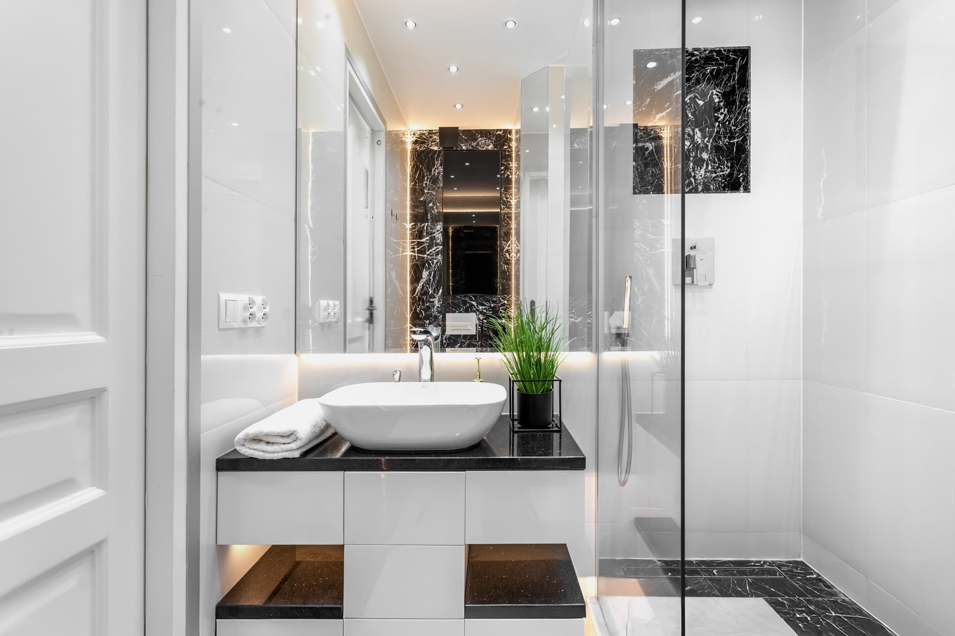 Bathroom (extra view)