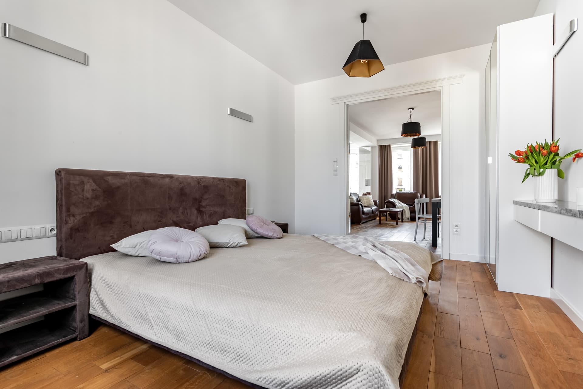 Bedroom (extra view)