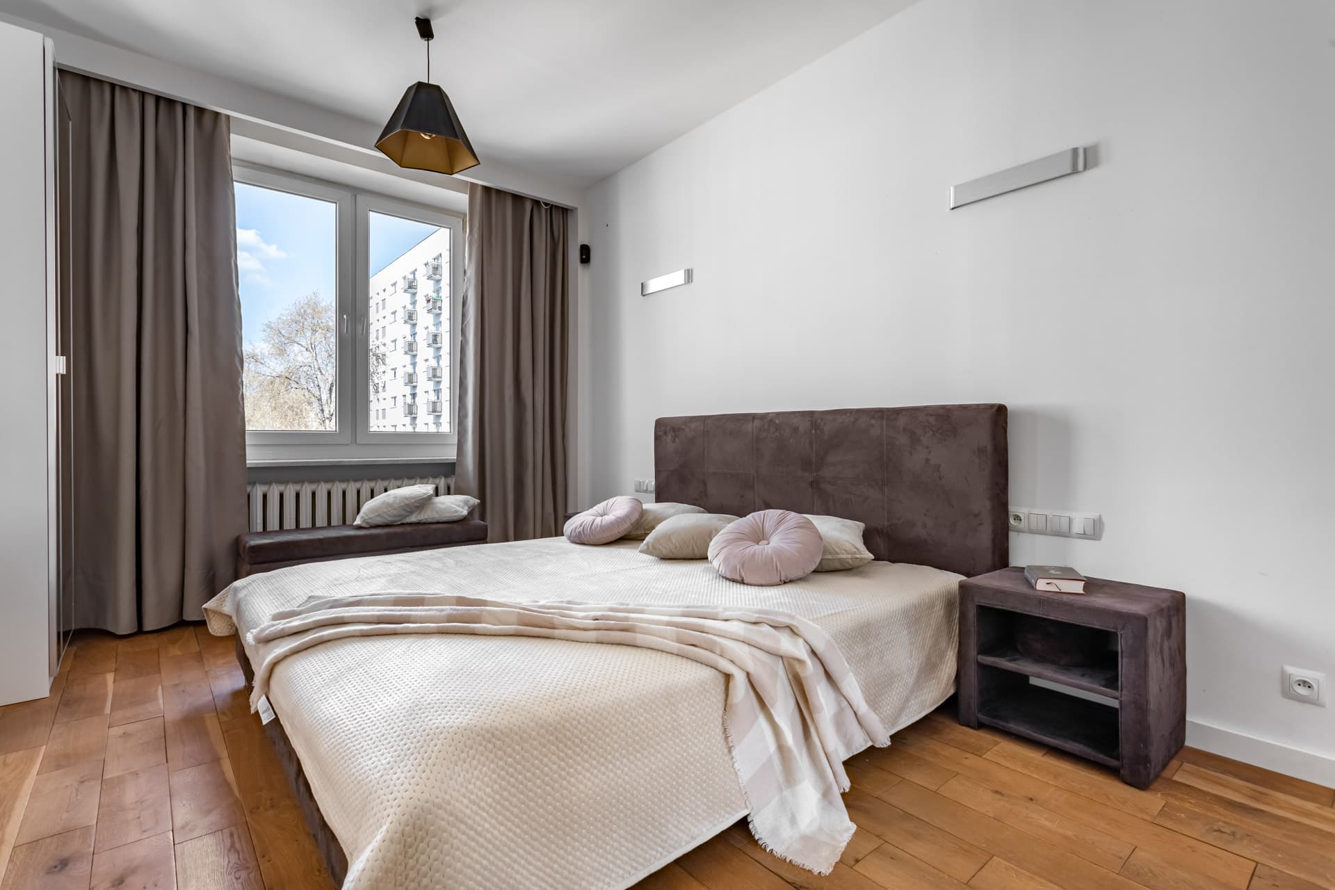 Bedroom (extra view)