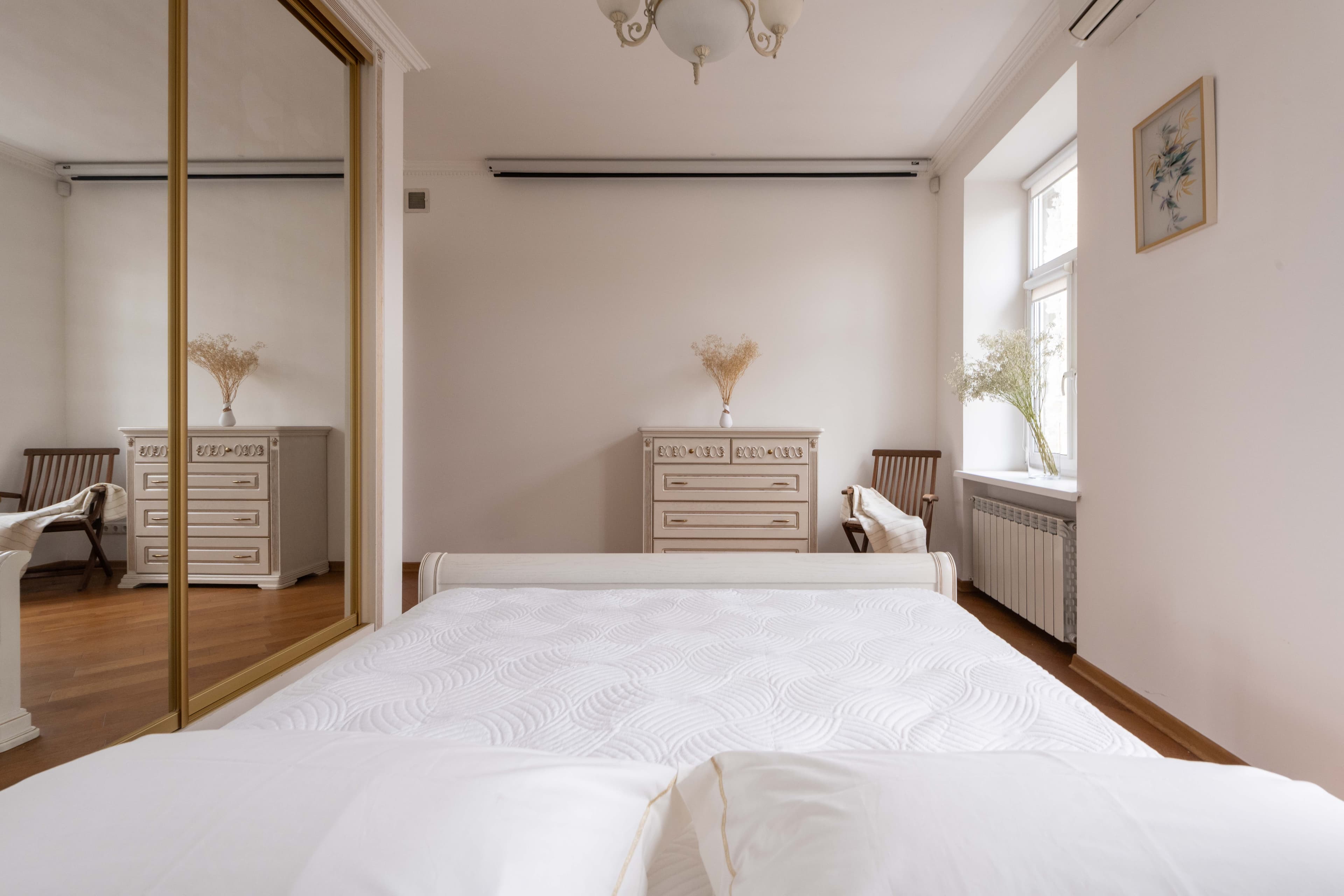 Bedroom (extra view)